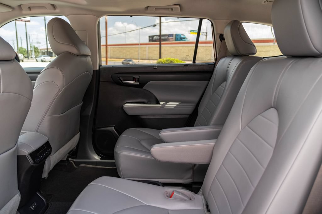 Used 2023 Toyota Highlander XLE FWD image 15