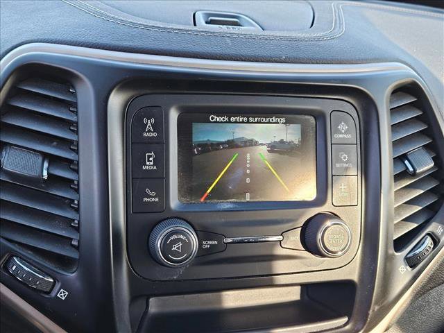 Used 2018 Jeep Cherokee Latitude w/ Altitude Package FWD image 13