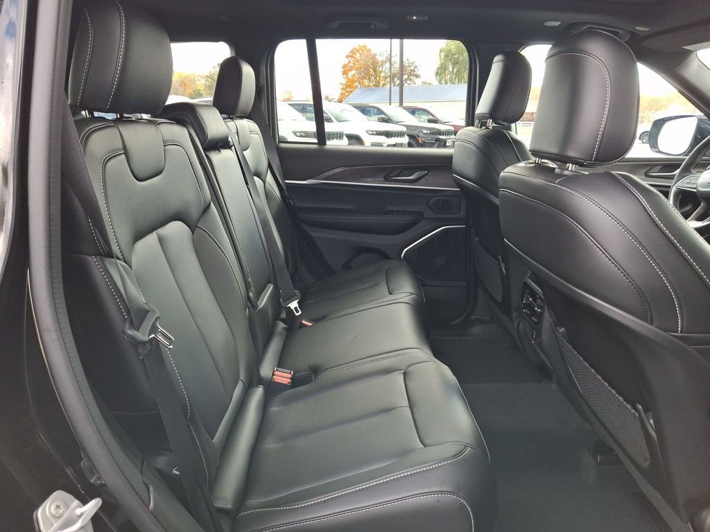 New 2025 Jeep Grand Cherokee Limited w/ Black Appearance Package image 13