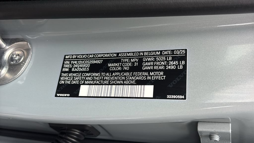 Certified 2025 Volvo XC40 B5 Plus w/ Climate Package AWD/4WD image 33