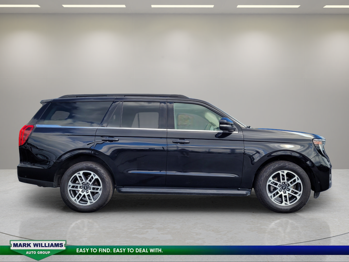 Used 2025 Ford Expedition Active AWD/4WD image 2
