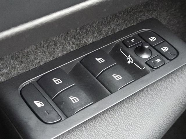 Used 2025 Volvo XC40 B5 Plus image 14