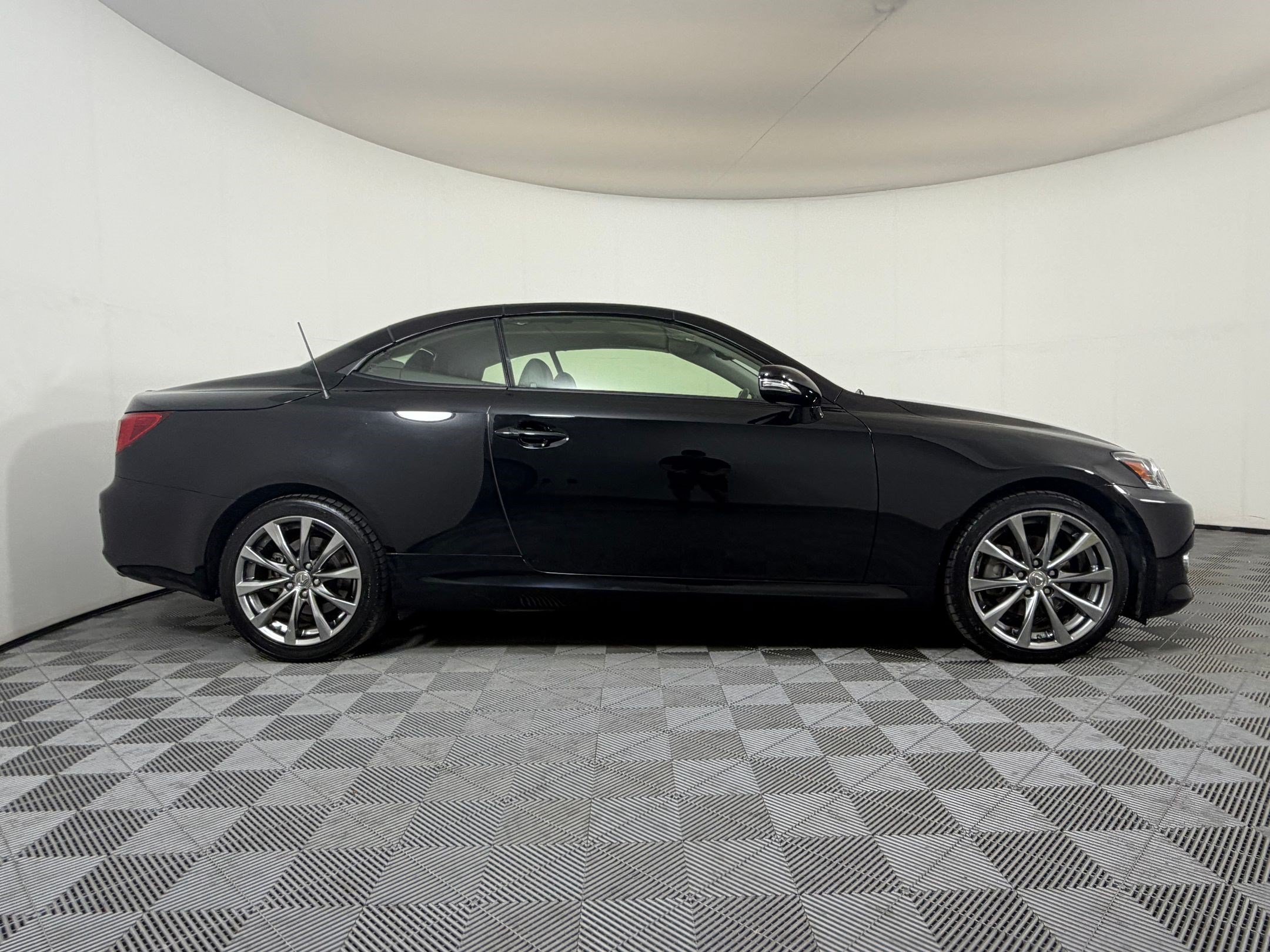 Used 2014 Lexus IS 250C w/ Luxury Package RWD image 8