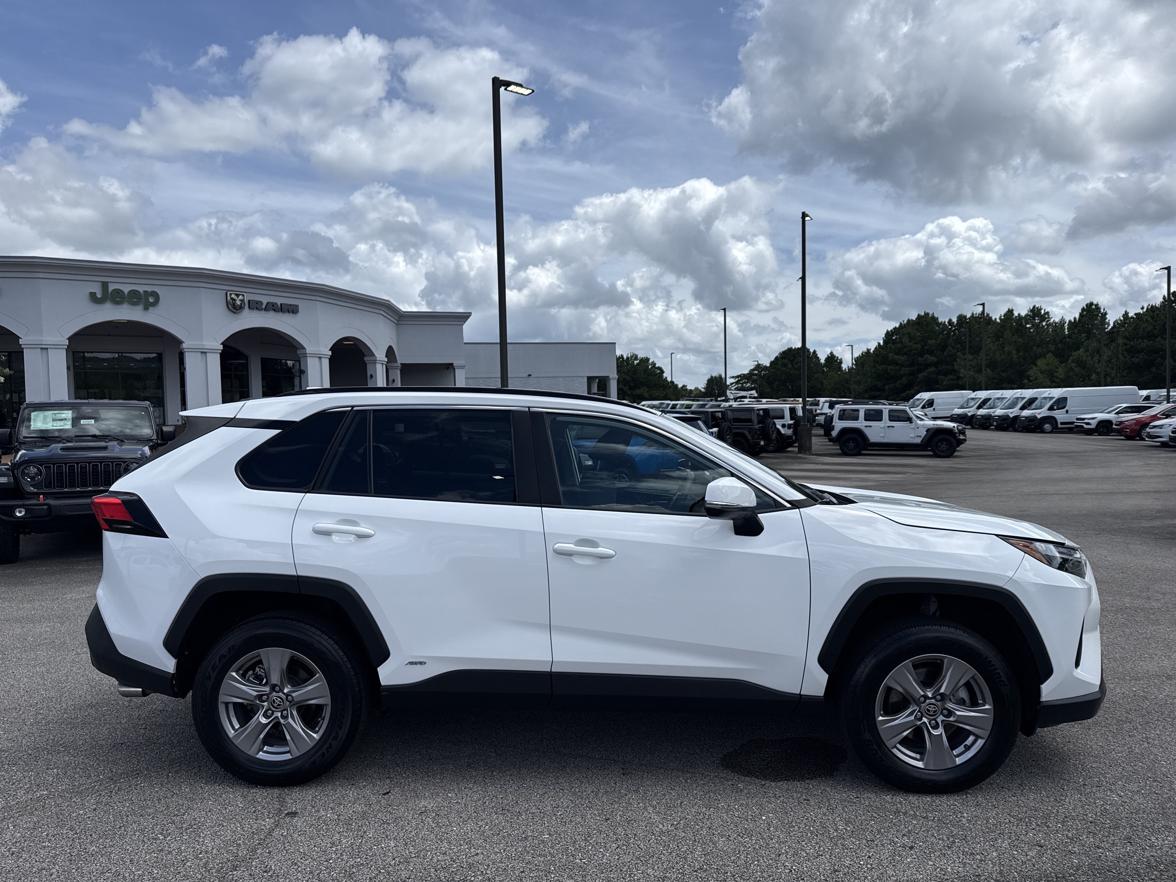 Used 2024 Toyota RAV4 XLE AWD/4WD image 8
