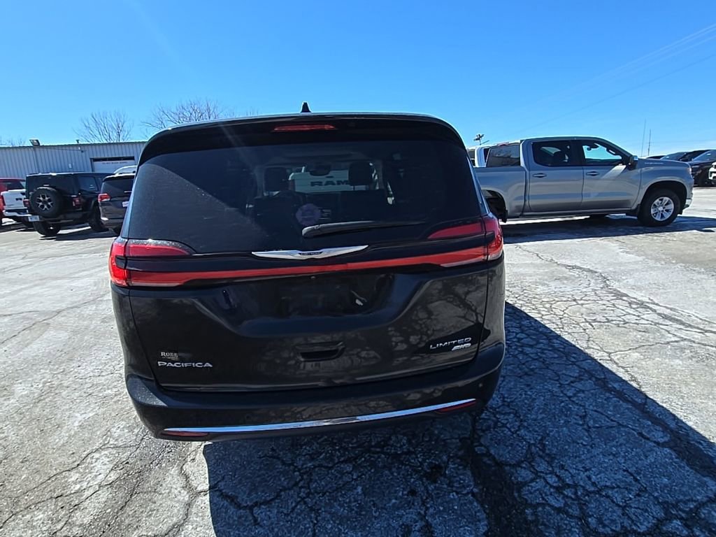 Used 2021 Chrysler Pacifica Limited w/ Uconnect Theater Family Group image 6