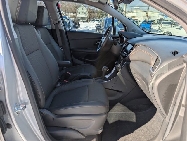 Used 2022 Chevrolet Trax LT w/ LT Convenience Package image 12