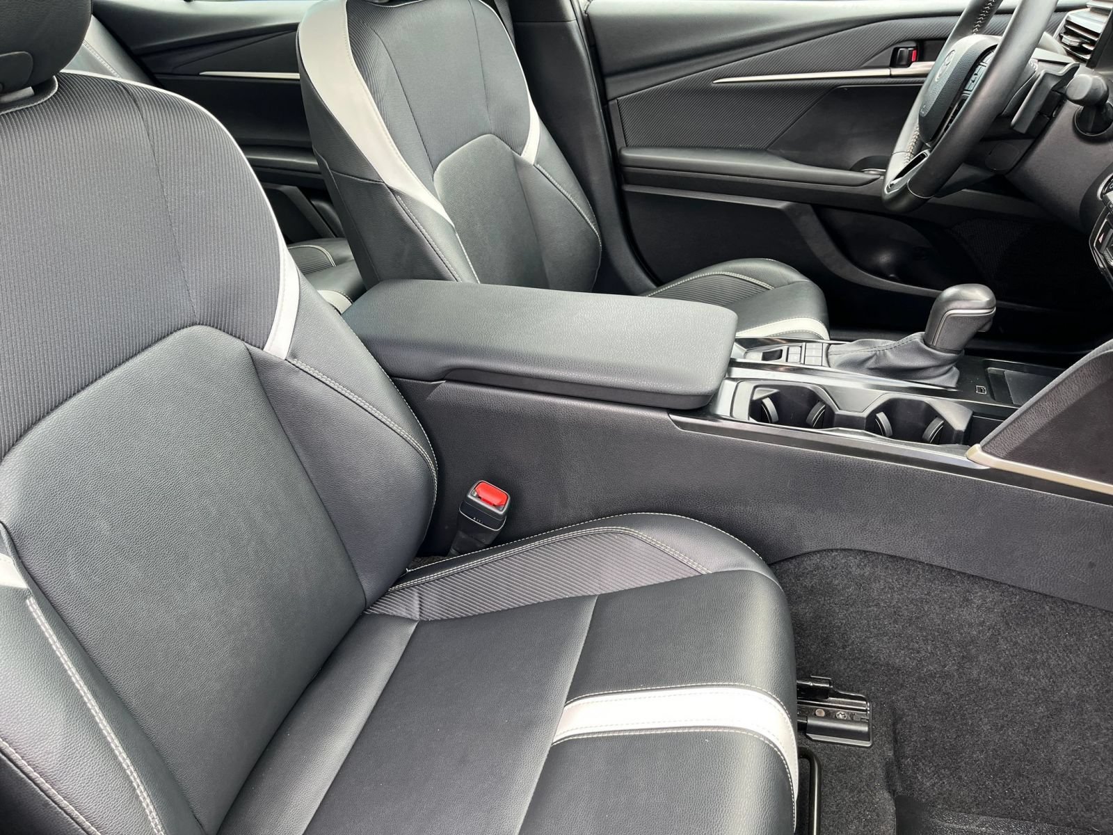 Used 2025 Toyota Camry SE FWD image 41