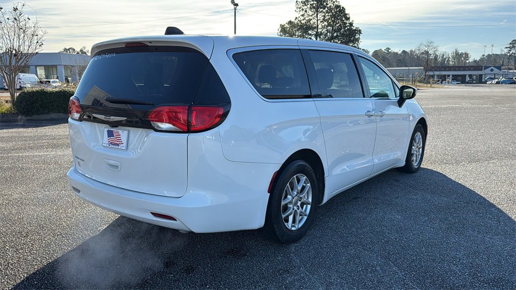 Used 2022 Chrysler Voyager LX image 8