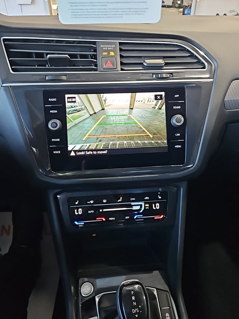 Used 2024 Volkswagen Tiguan SE w/ Panoramic Sunroof Package image 31