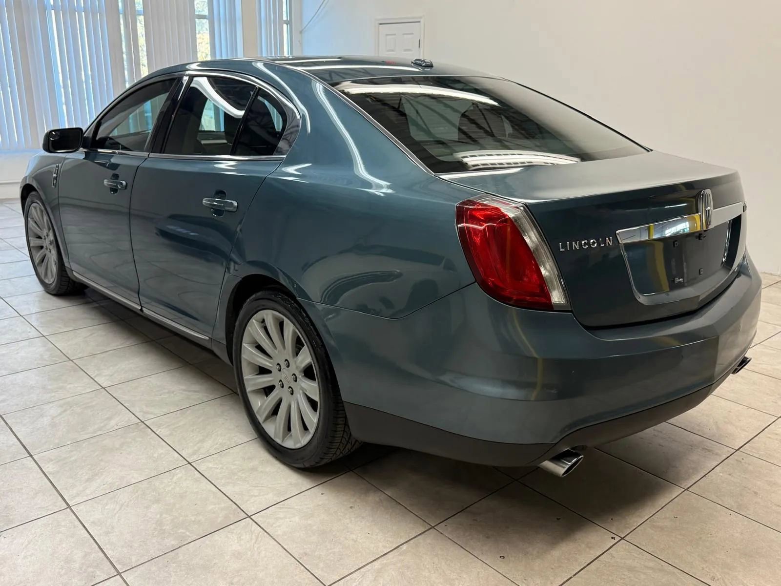 Used 2010 Lincoln MKS image 7