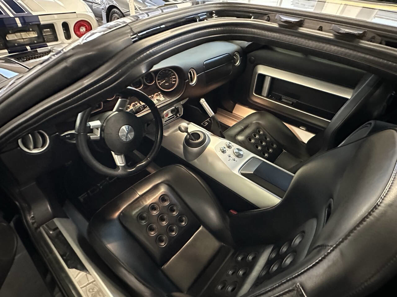 Used 2005 Ford GT RWD image 6