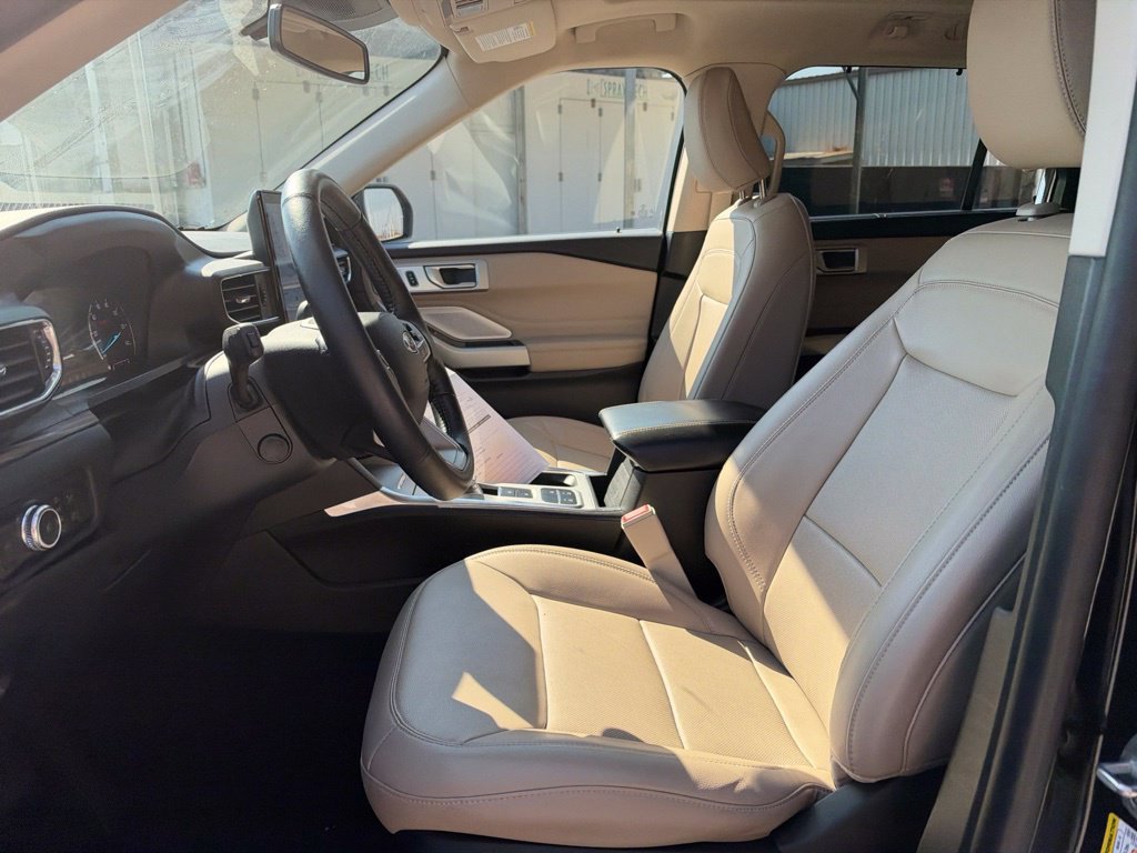 Used 2023 Ford Explorer Limited w/ Limited Technology Package RWD image 4