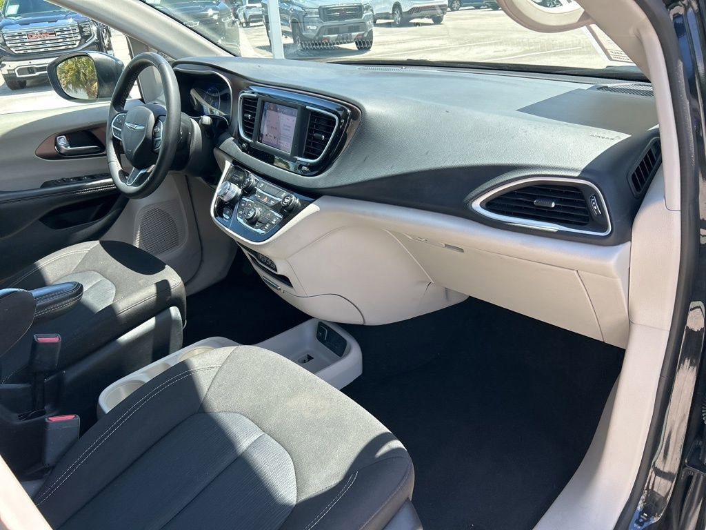 Used 2022 Chrysler Voyager LX FWD image 39