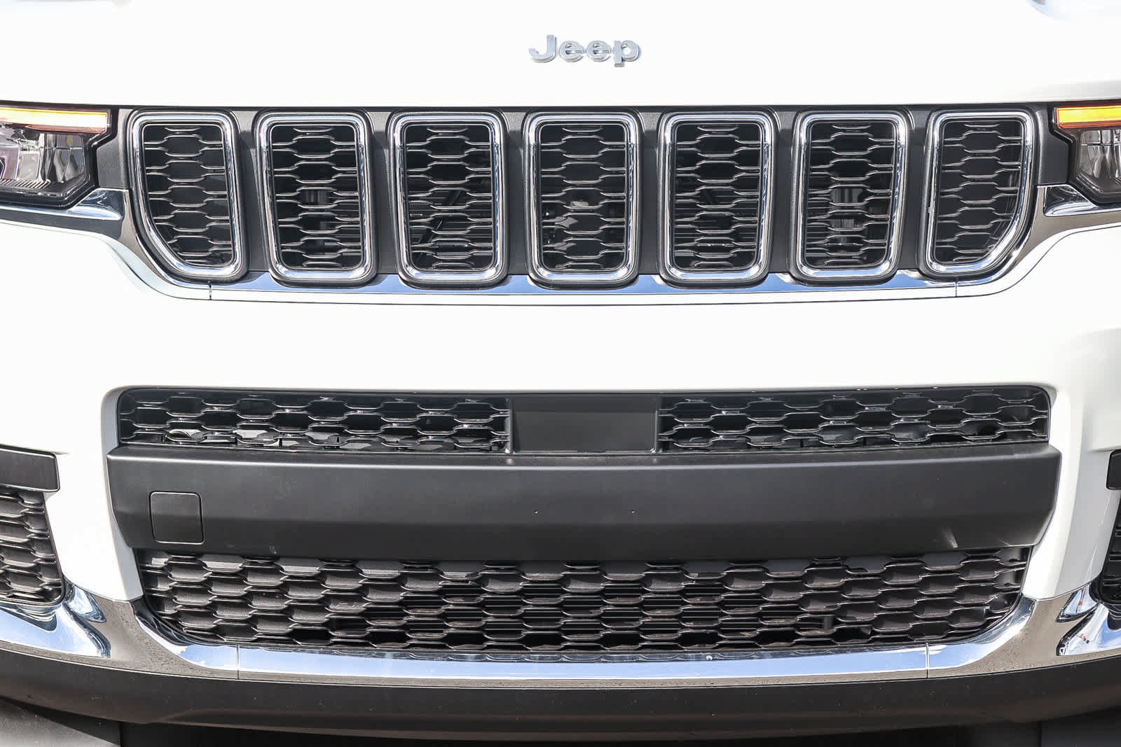 New 2027 Jeep Grand Cherokee L Laredo AWD/4WD image 9