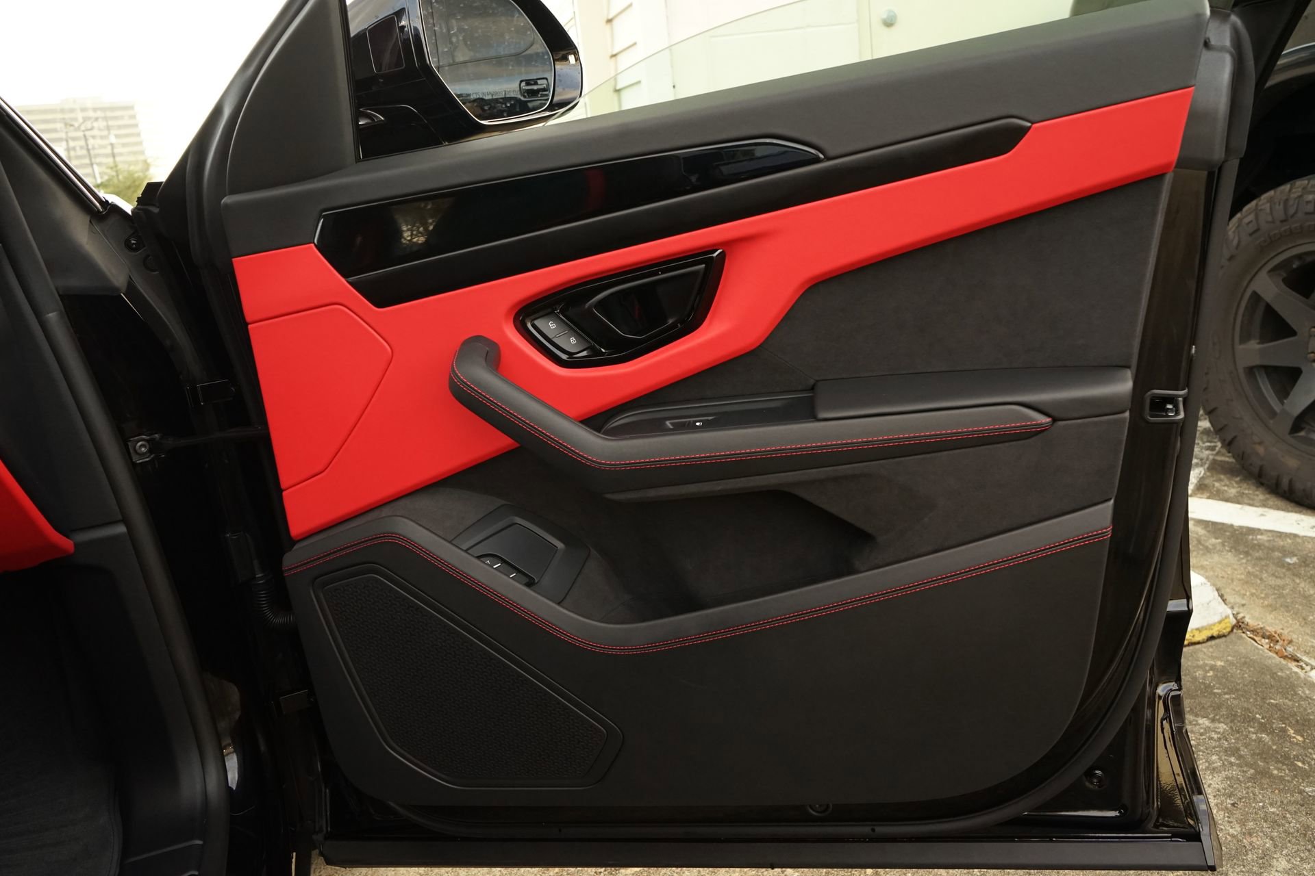 Used 2026 Lamborghini Urus SE AWD/4WD image 27