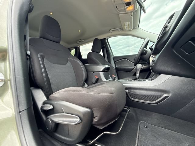 Used 2020 Jeep Cherokee Latitude FWD image 23