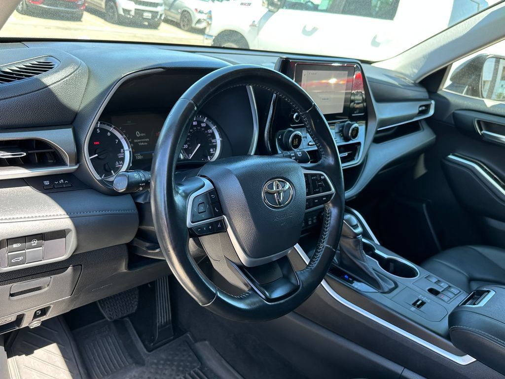 Used 2023 Toyota Highlander XLE FWD image 27