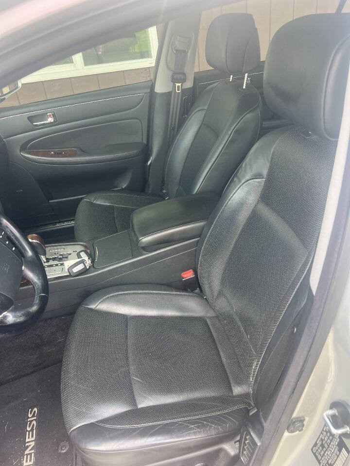 Used 2010 Hyundai Genesis 3.8 w/ Premium Navigation Pkg 3 RWD image 7
