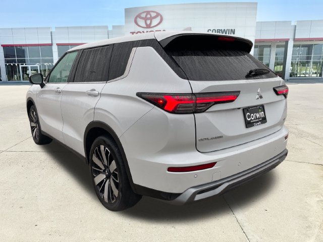 Used 2025 Mitsubishi Outlander SE AWD/4WD image 3