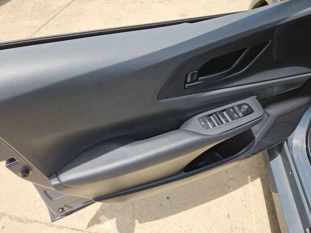Used 2025 Toyota Prius LE FWD image 11