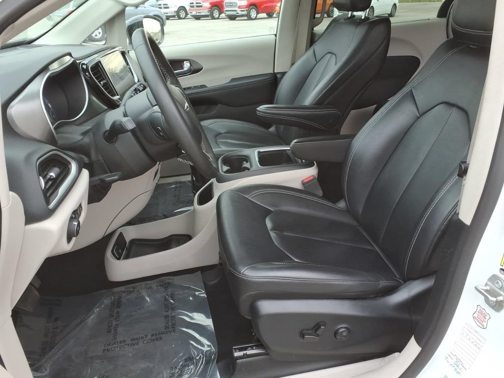 Used 2024 Chrysler Pacifica Touring-L FWD image 22