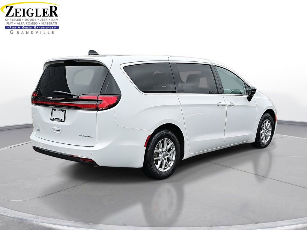 Used 2024 Chrysler Pacifica Touring-L FWD image 5