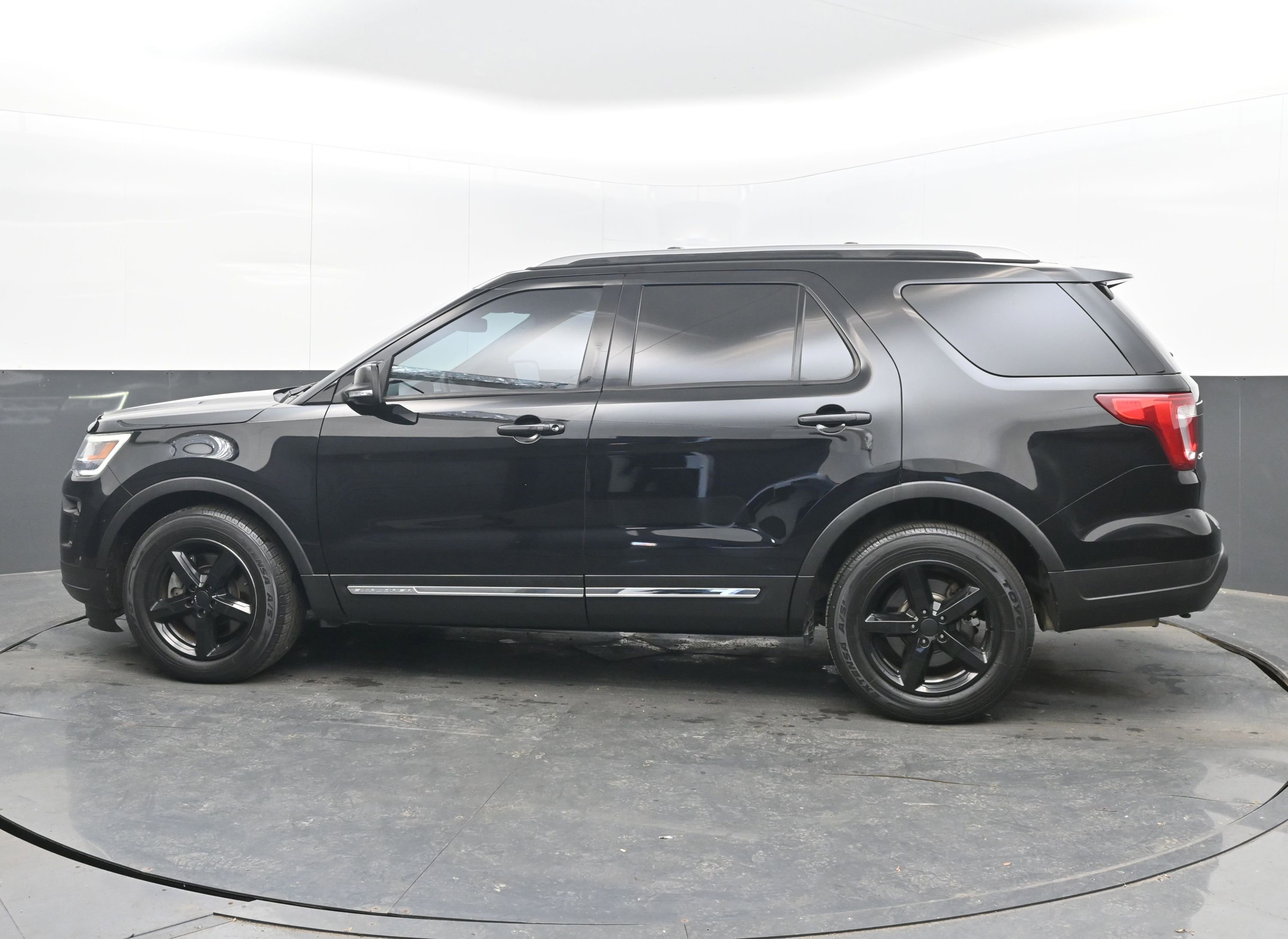 Used 2018 Ford Explorer XLT w/ Equipment Group 201A image 5