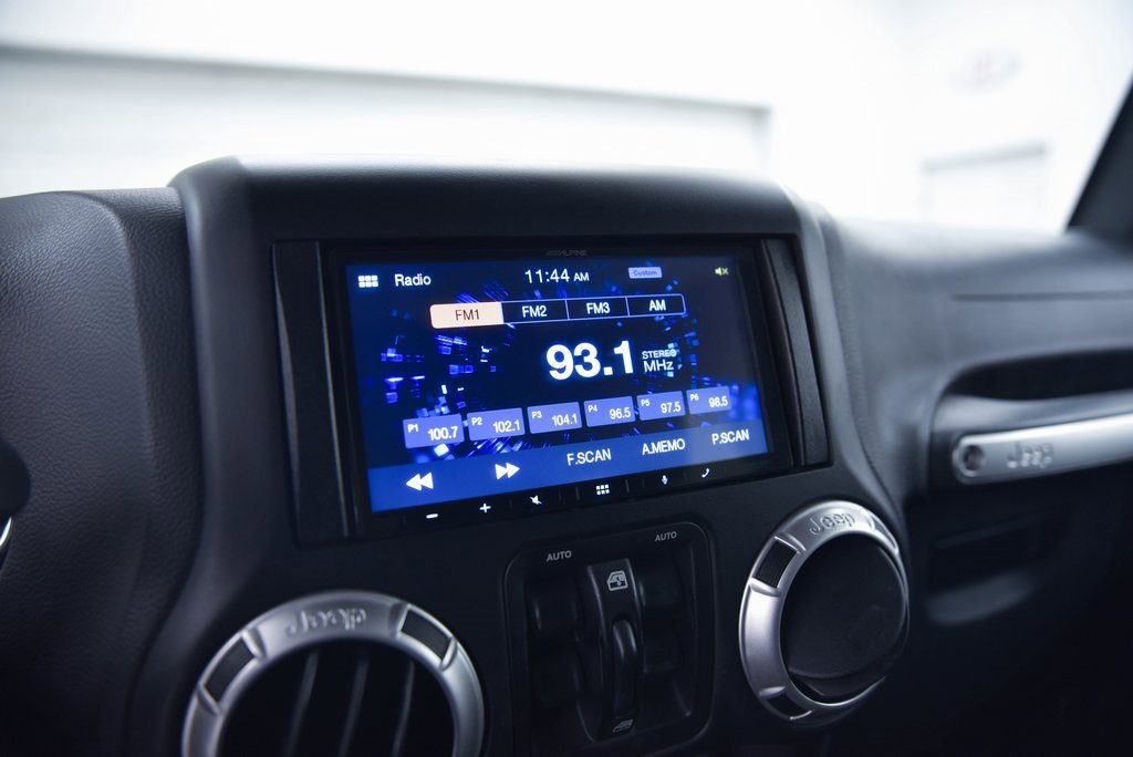 Used 2016 Jeep Wrangler Unlimited Sahara w/ Connectivity Group image 18