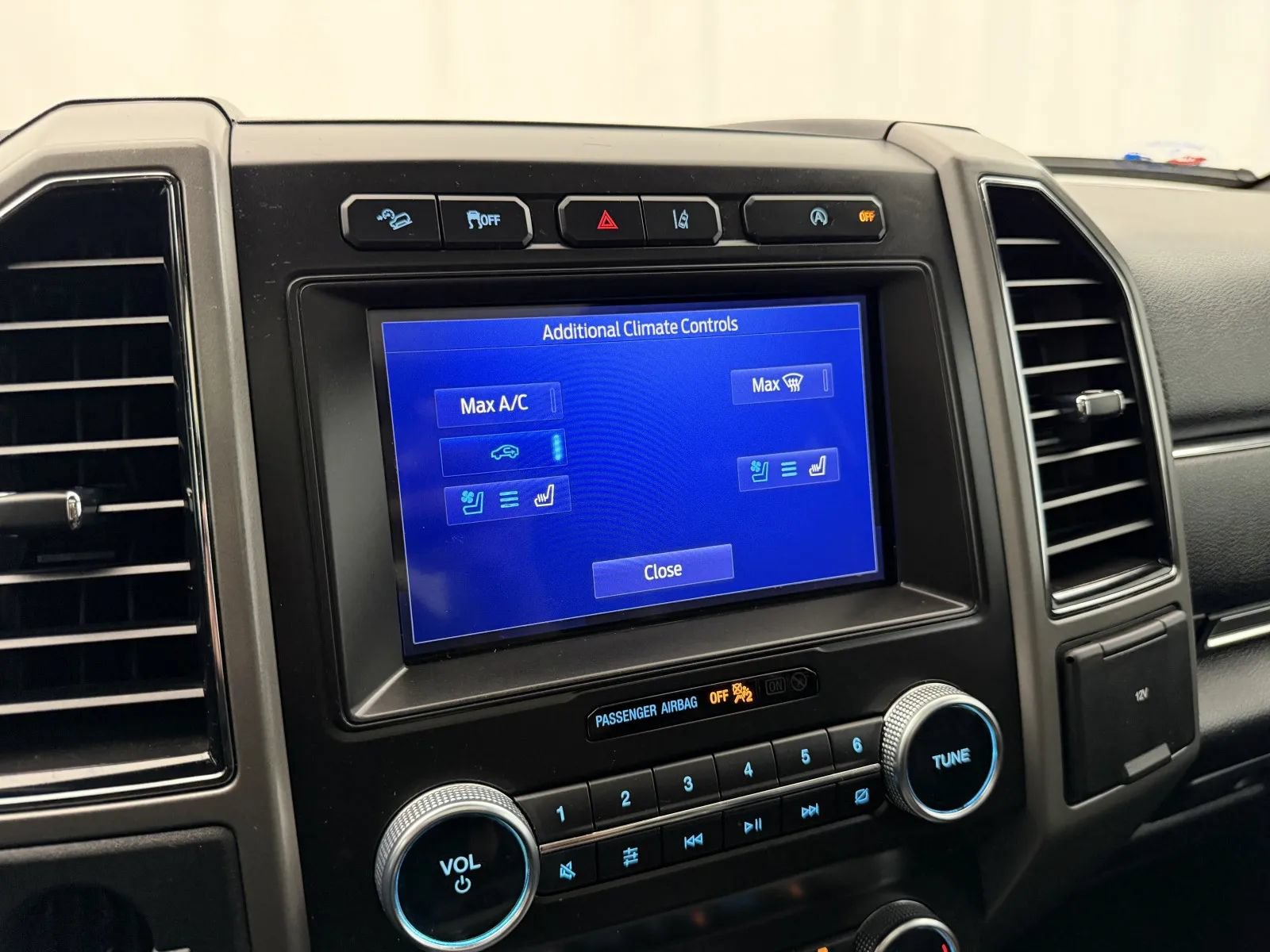Used 2020 Ford Expedition XLT w/ Equipment Group 202A AWD/4WD image 24