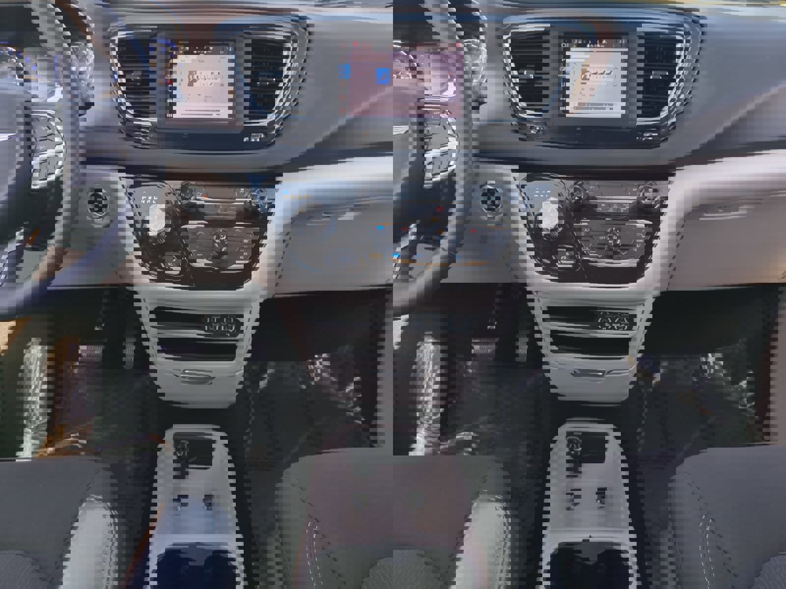 Used 2022 Chrysler Voyager LX image 11