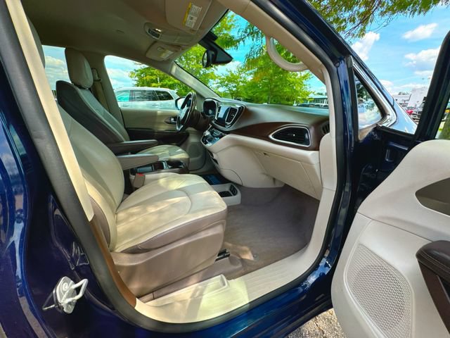 Used 2017 Chrysler Pacifica Touring-L FWD image 28