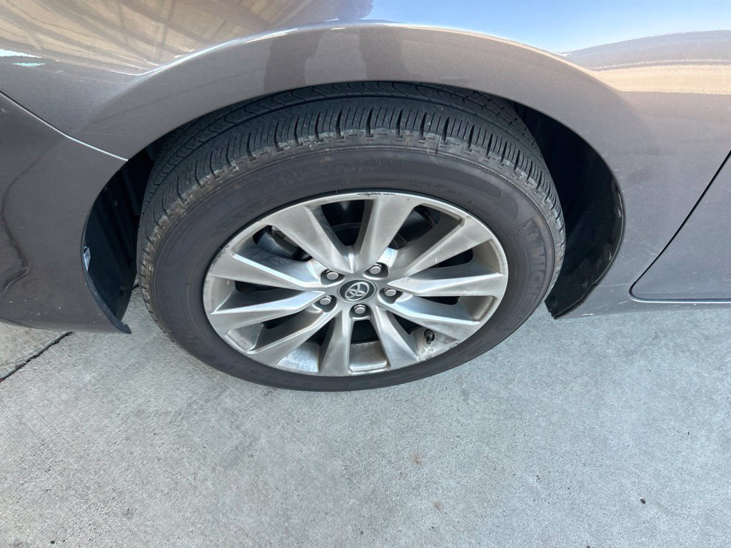 Used 2017 Toyota Camry XLE w/ Moonroof Package FWD image 13