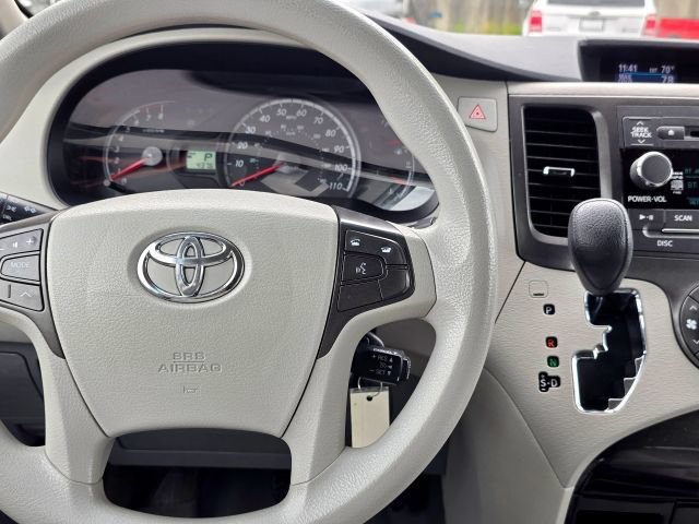 Used 2014 Toyota Sienna LE AWD/4WD image 22