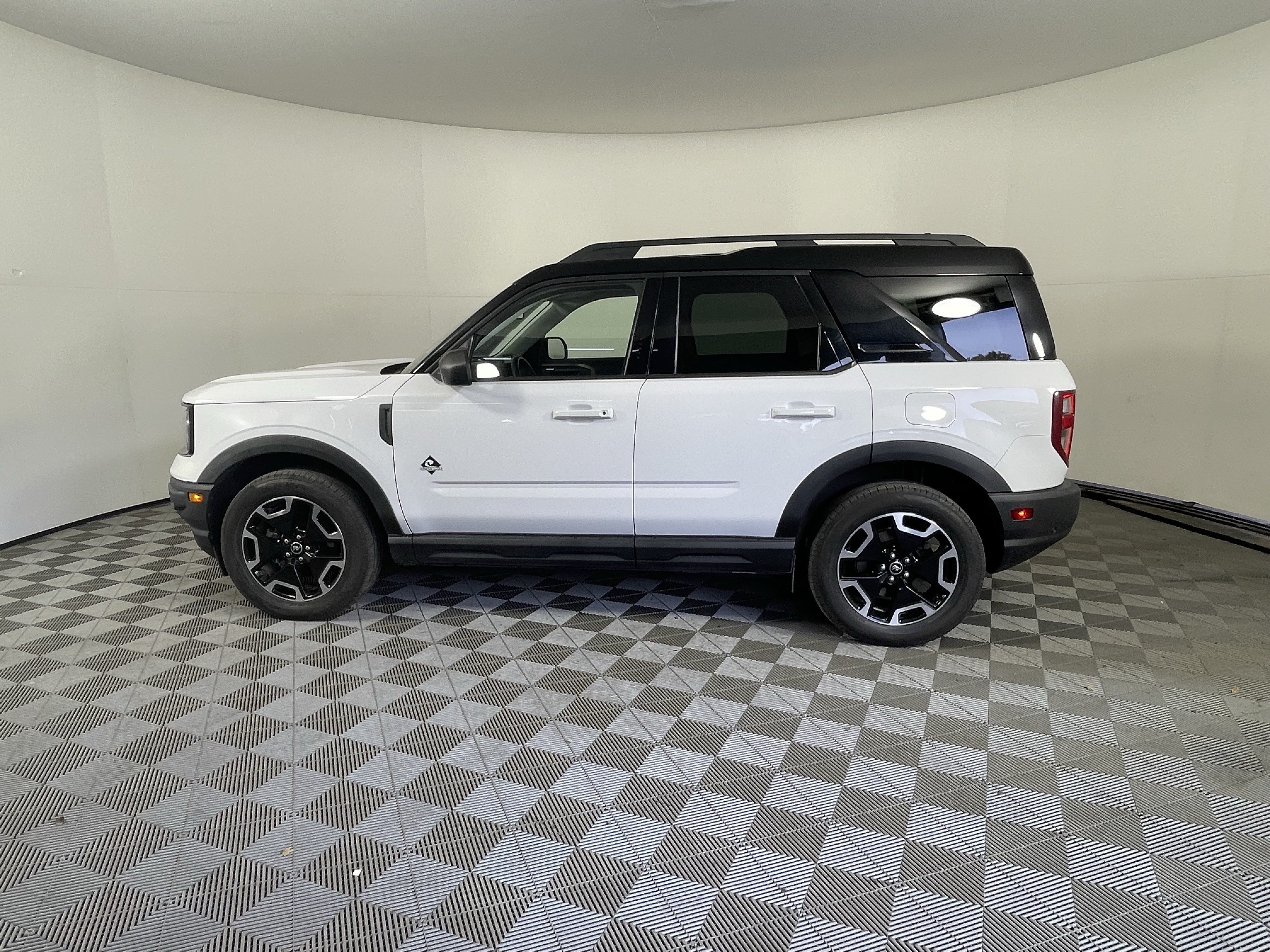 Used 2021 Ford Bronco Sport Outer Banks w/ Outer Banks Package AWD/4WD image 2