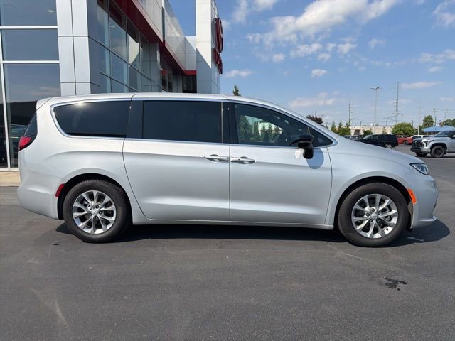 Used 2026 Chrysler Pacifica Limited FWD image 8