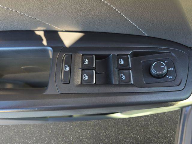 Used 2022 Volkswagen Atlas Cross Sport SEL R-Line AWD/4WD image 31