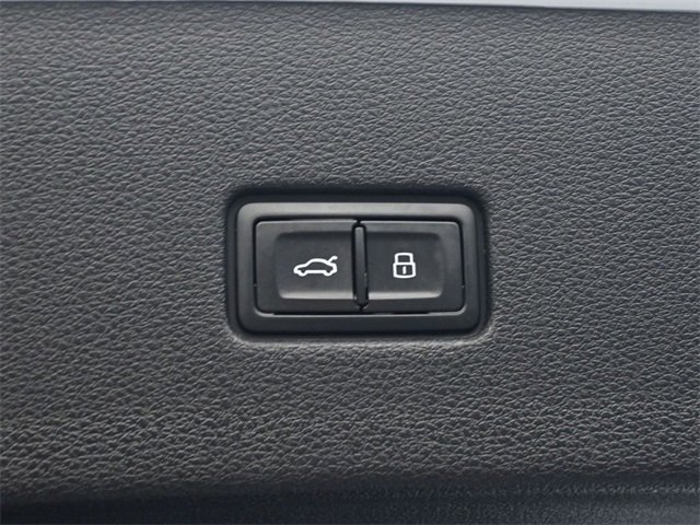 Used 2023 Audi Q8 Premium image 25