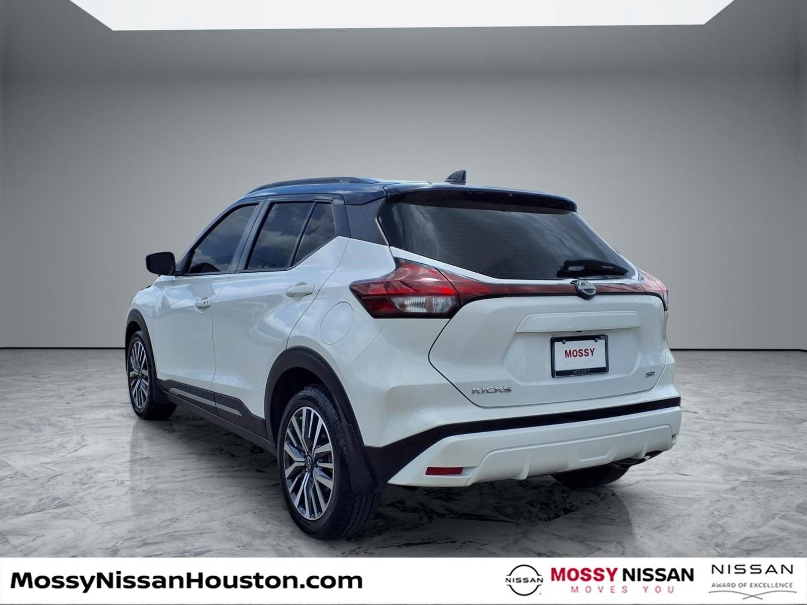 Used 2023 Nissan Kicks SR image 2