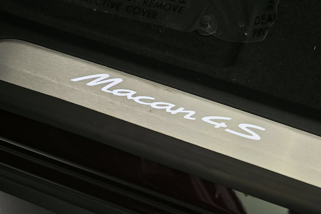 Certified 2025 Porsche Macan 4S Electric AWD/4WD image 26