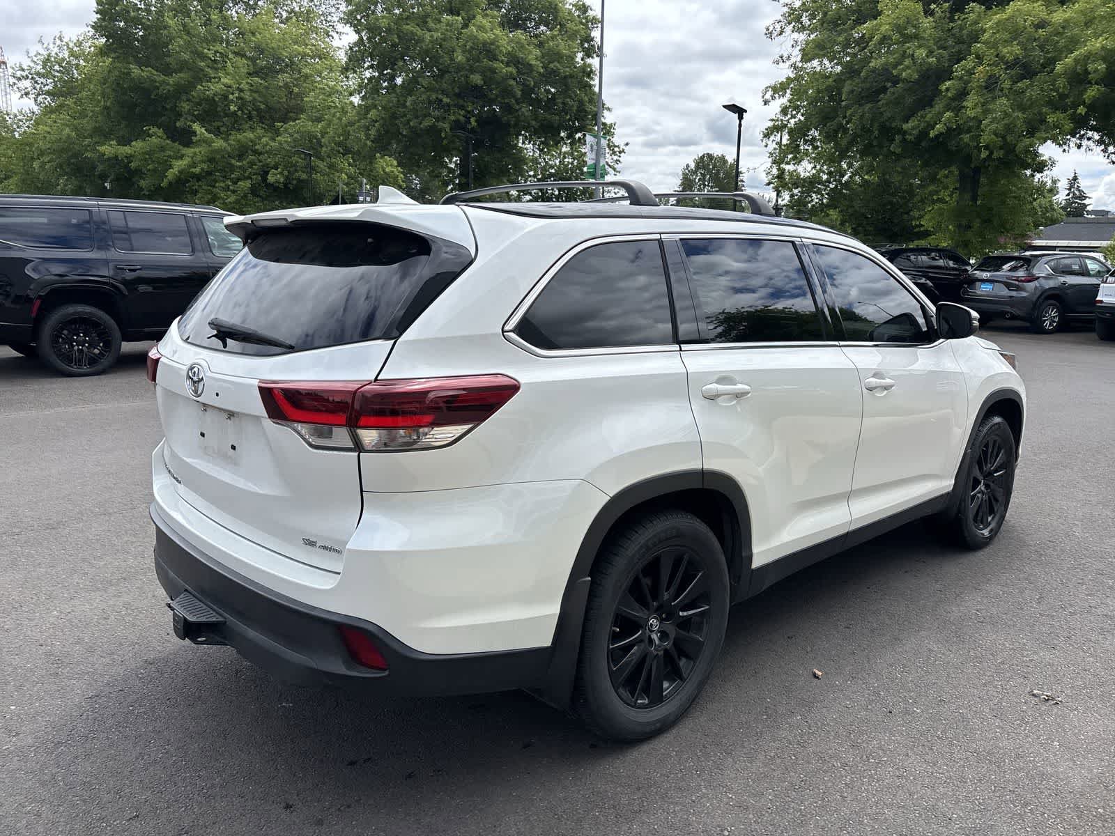 Used 2019 Toyota Highlander SE AWD/4WD image 4