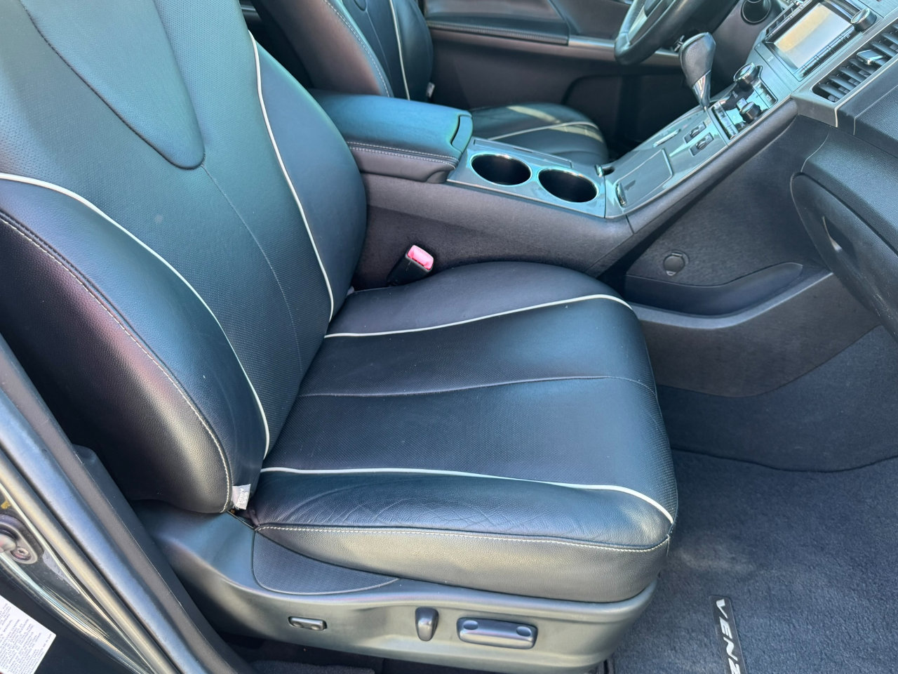 Used 2013 Toyota Venza Limited image 32