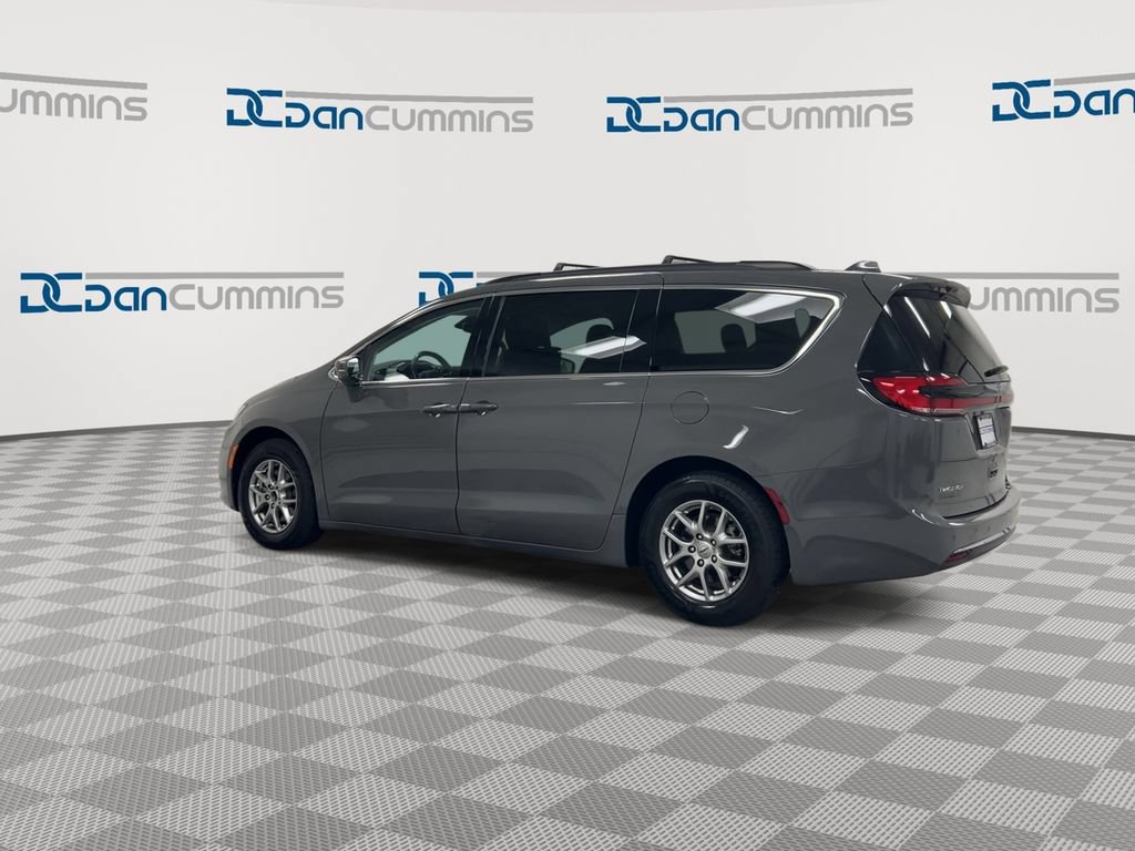 Used 2021 Chrysler Pacifica Touring w/ Uconnect Theater Family Group FWD image 6