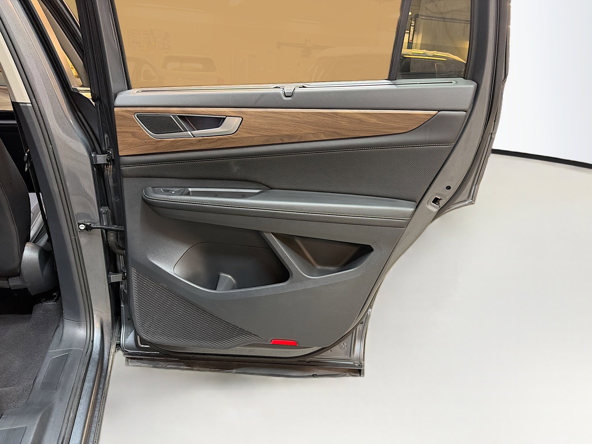 Used 2024 Volkswagen Atlas SE image 32