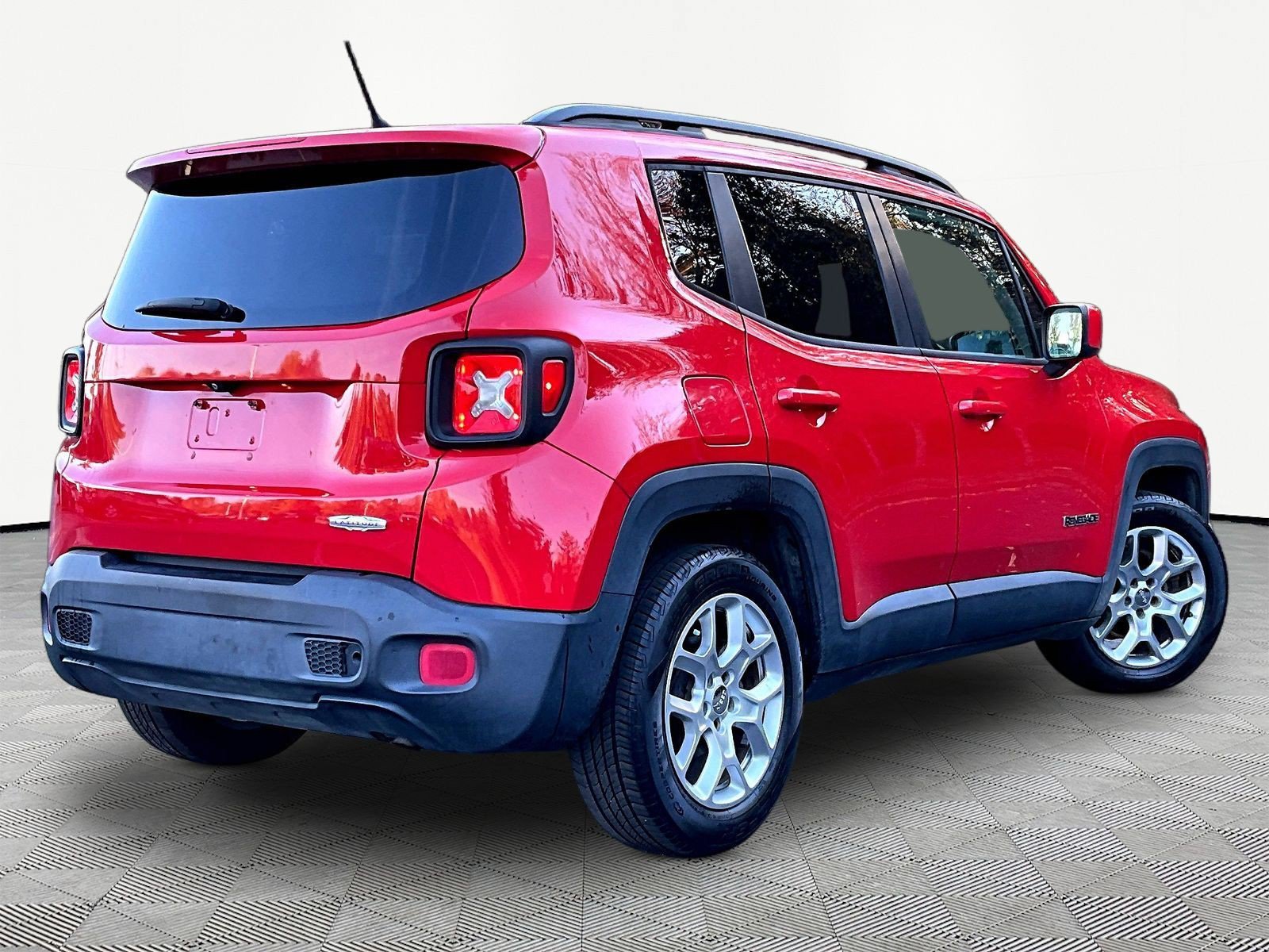 Used 2015 Jeep Renegade Latitude FWD image 6