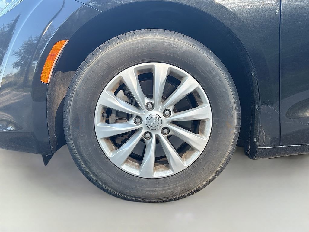 Used 2019 Chrysler Pacifica Touring-L image 14