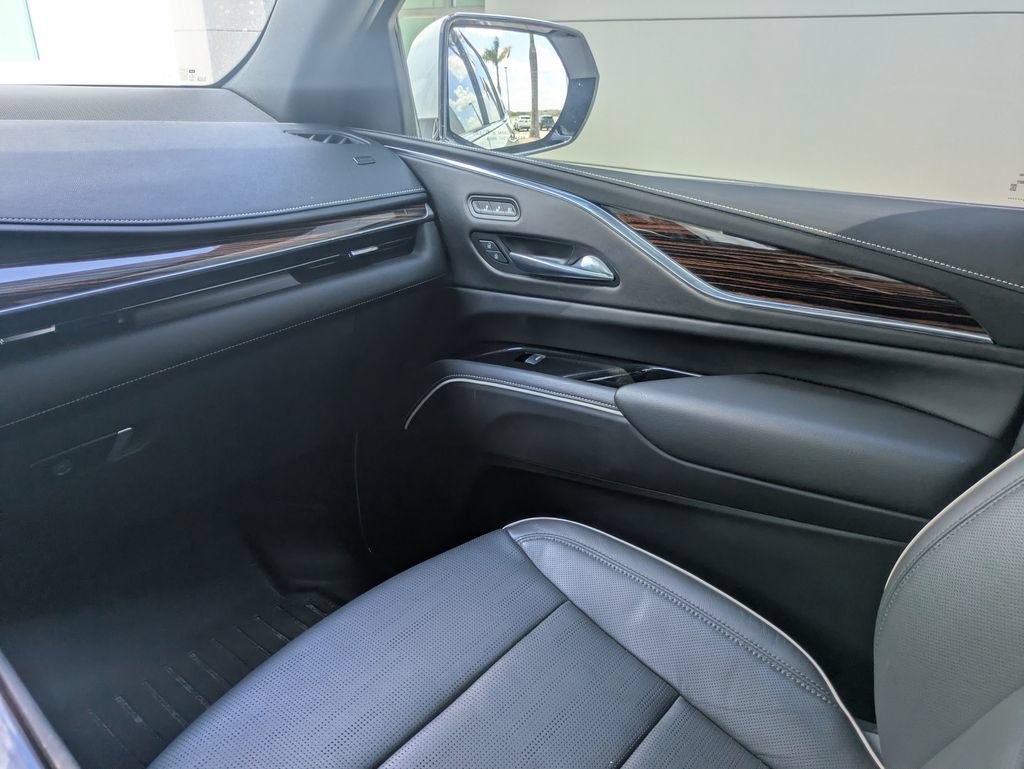 Used 2023 Cadillac Escalade Premium Luxury RWD image 17