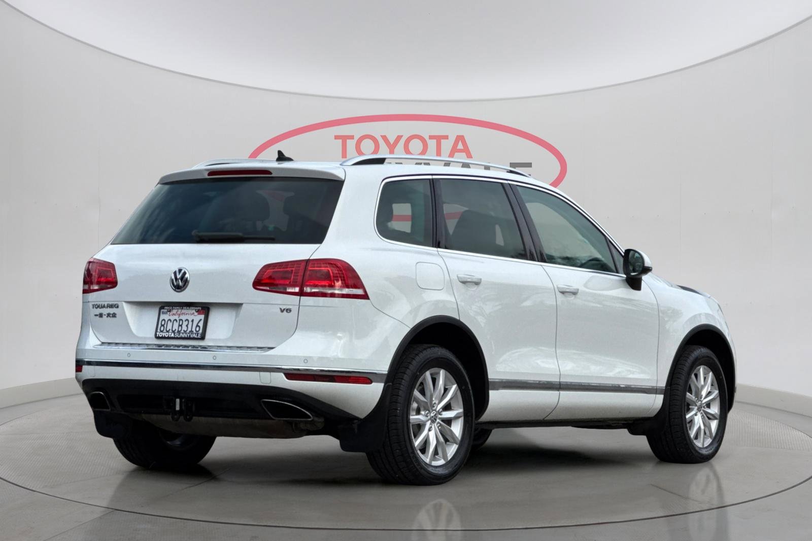 Used 2016 Volkswagen Touareg VR6 image 3