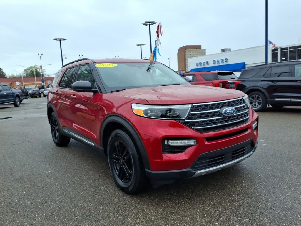 Used 2023 Ford Explorer XLT w/ Equipment Group 202A AWD/4WD image 3