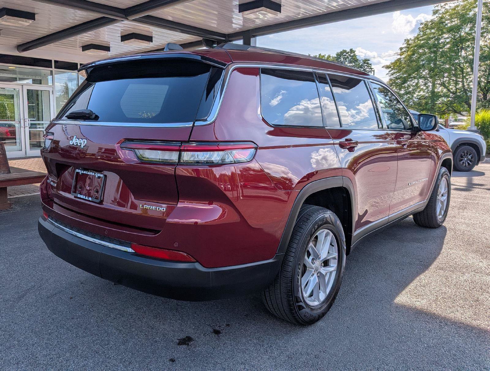 Used 2022 Jeep Grand Cherokee L Laredo w/ Luxury Tech Group I AWD/4WD image 8