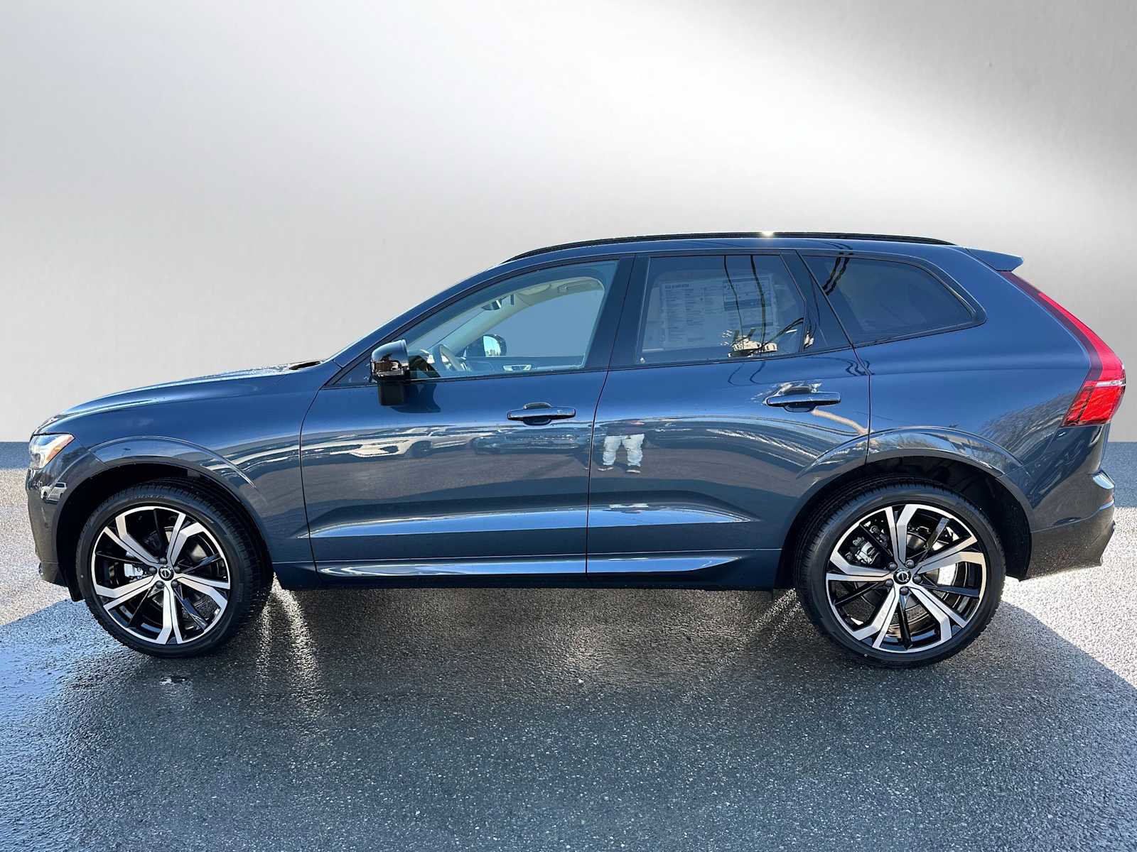 Used 2025 Volvo XC60 B5 Ultra w/ Protection Package Premier image 4